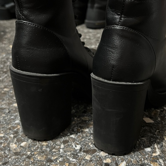 DIVIDED: Goth/alternative/edgy short length boots - Picture 6 of 8